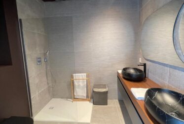 Superbe villa individuelle de 7.5 pièces avec vue panoramique sur le lac à Chéserex