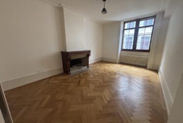 Charmant 2,5 Pièces en Vieille Ville - à louer rapidement