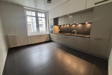 Charmant 2,5 Pièces en Vieille Ville - à louer rapidement