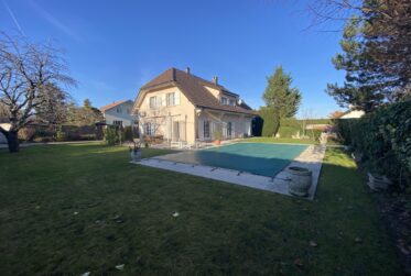 Villa individuelle de 6 pièces avec piscine et jardin