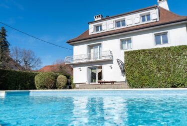 Superbe villa avec piscine et terrain constructible aux portes de Genève
