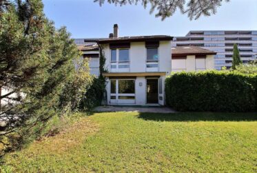 Villa mitoyenne avec jardin arboré, proche des organisations internationales